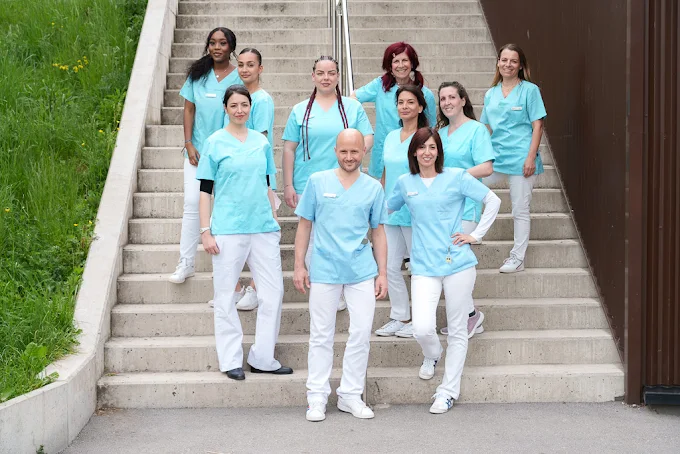 Le plaisir de parler, manger, et sourire.